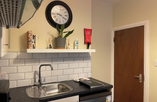 Highams Park Apartment | Cozy Garden Studio No.1 for Your Perfect Getaway