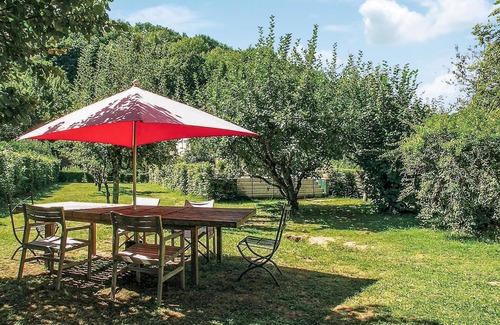 Terrasson-la-Villedieu House | Serene Terraced House with Lush Garden and Pool Access