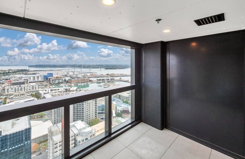 Auckland Central Business District Apartment | Unforgettable Views of Harbour, Skytower & Rangitoto