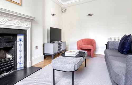 Temple Apartment | Inviting Holborn 2BR with Private Terrace near Chancery Lane