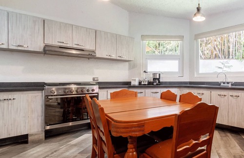 Valle de Atongo House | Ideal Getaway for 10: La Casa del Laurel Awaits