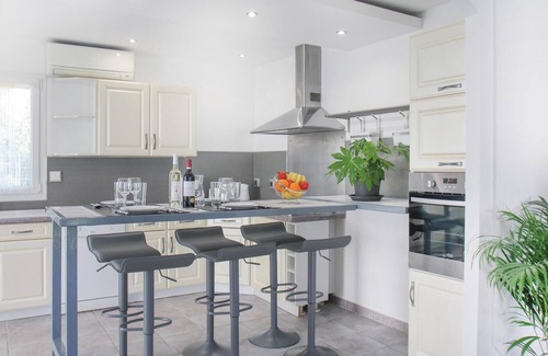 Salon-de-Provence House | Ideal 3-Bedroom Retreat in Salon de Provence with Pool