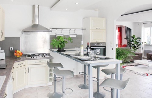 Salon-de-Provence House | Ideal 3-Bedroom Retreat in Salon de Provence with Pool