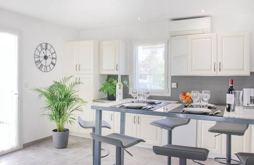 Salon-de-Provence House | Ideal 3-Bedroom Retreat in Salon de Provence with Pool