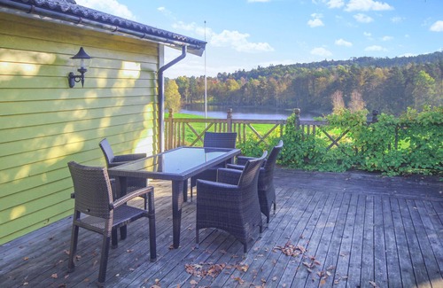 Atran House | Relaxing Lake View Vacation Home with Spa and Breakfast