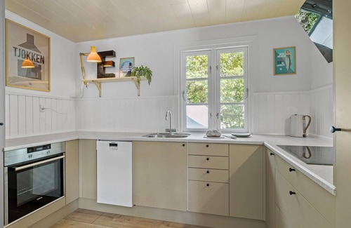 Oster Somarken House | Cozy Beachfront Retreat with Pool and Ocean Views