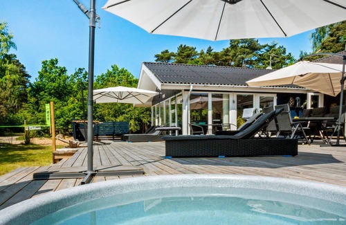 Oster Somarken House | Cozy Beachfront Retreat with Pool and Ocean Views