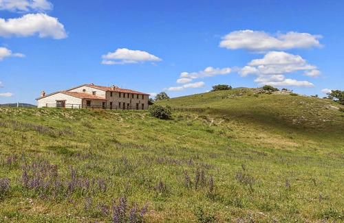 Apecchio House | Spacious 8-Bedroom Retreat in Apecchio with Pool & Spa