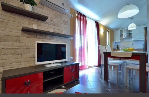 Grabri House | Family-Friendly 2-Bedroom Villa with Pool & Spa Amenities