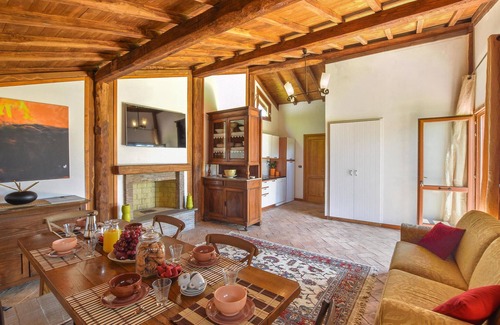 Caprarola House | Scenic Cottage Retreat with Lake View and Private Pool