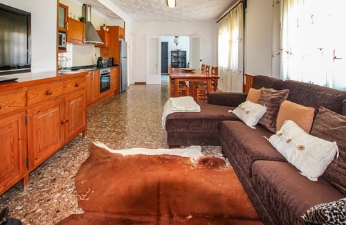 Deltebre House | Inviting Cottage with Pool and Pet-Friendly Amenities