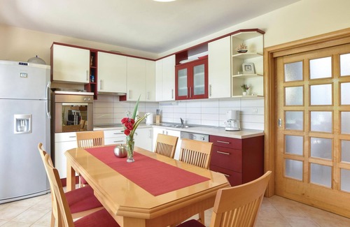 Dicmo House | Impeccable 4 Bedroom Retreat in Dicmo with Pool & Spa