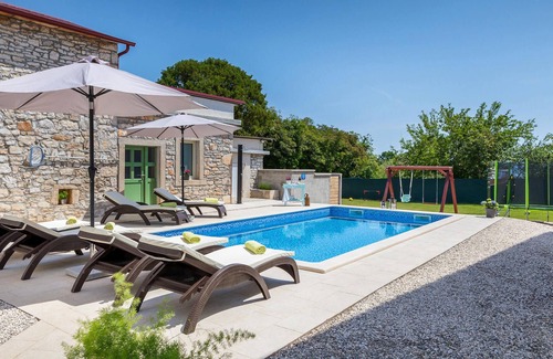Mali Vareski House | Experience Jovici: Beautiful Vacation Home with Pool