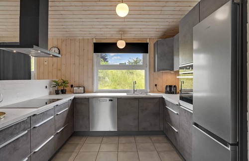 Lyngsbæk Strand House | Ideal Getaway for All Ages Year-Round with Ocean Views
