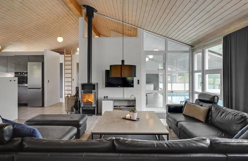 Lyngsbæk Strand House | Ideal Getaway for All Ages Year-Round with Ocean Views