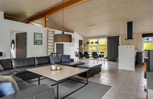 Lyngsbæk Strand House | Ideal Getaway for All Ages Year-Round with Ocean Views