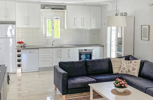 El Chaparral House | Your Relaxing Getaway Awaits at This Poolside Retreat
