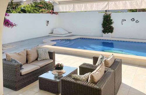 El Chaparral House | Your Relaxing Getaway Awaits at This Poolside Retreat