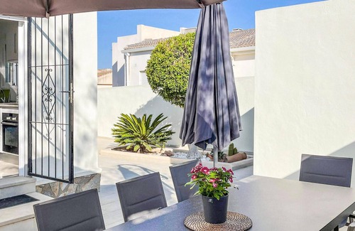 El Chaparral House | Your Relaxing Getaway Awaits at This Poolside Retreat