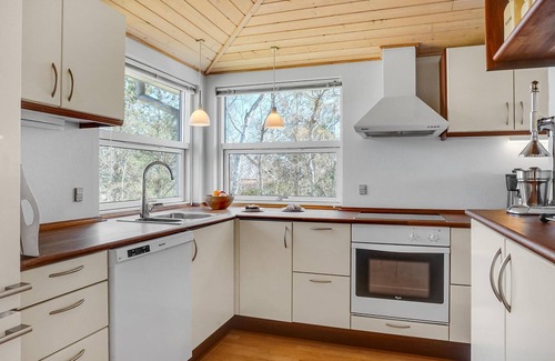 Grena Strand House | Cozy Beachside Cottage with Ocean View and Pet-Friendly Options