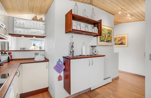 Grena Strand House | Cozy Beachside Cottage with Ocean View and Pet-Friendly Options