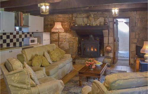 Guern House | Cozy Family Retreat in Guern with Free Wifi Access