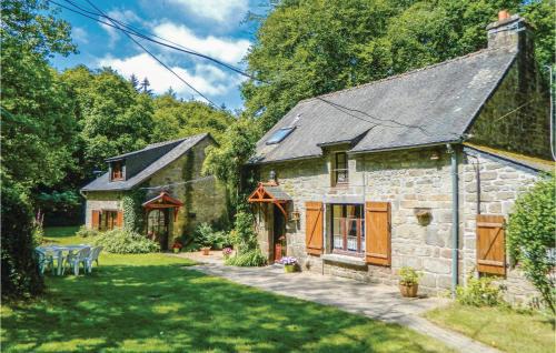 Guern House | Cozy Family Retreat in Guern with Free Wifi Access