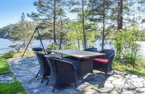 Halden House | Unwind at Femsjøen: Guest Rated Perfect 10 with Spa & Lake Views