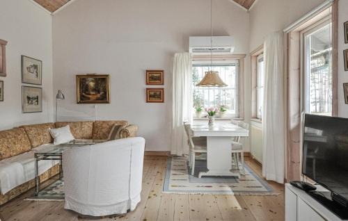Hammaro House | Charming Retreat in Hammar with Wifi and Pool Access