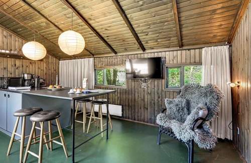 Hampen House | Serene Escape by Hampen Lake with Spa and Breakfast