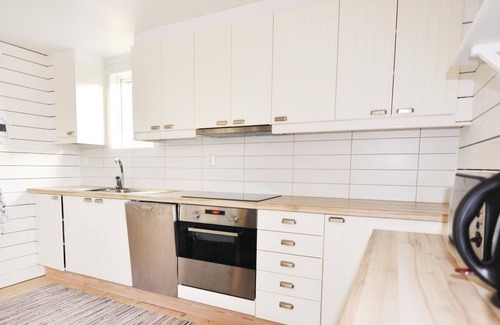 Henan House | Cozy 2 Bedroom Retreat with Lake View in Henån