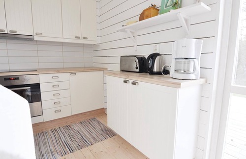 Henan House | Cozy 2 Bedroom Retreat with Lake View in Henån