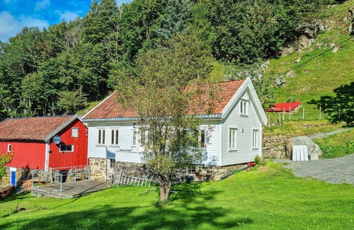 Flekkefjord House | Charming Cottage with Lake View in Idyllic Hidra