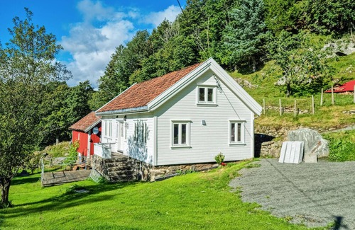 Flekkefjord House | Charming Cottage with Lake View in Idyllic Hidra