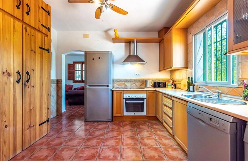 Iznate House | Elegant Vineyard Retreat with Private Pool & Panoramic Views
