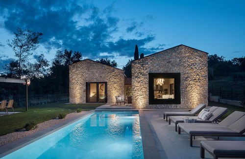 Karojba House | Inviting 2 Bedroom Retreat in Karojba with Pool & Spa