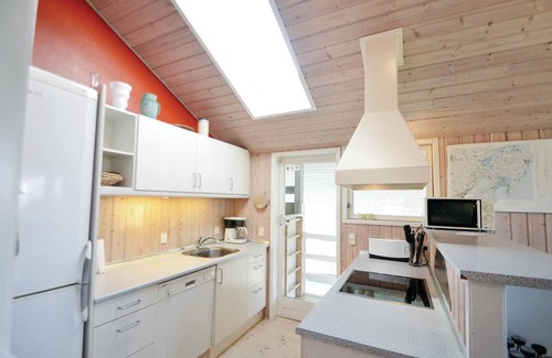 Skødshoved Strand House | Scenic Cottage with Ocean View and Private Pool Retreat
