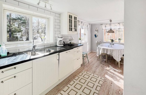 Kopmannebro House | Idyllic Cottage with Spa and Lake Views on Ryrsjön Headland