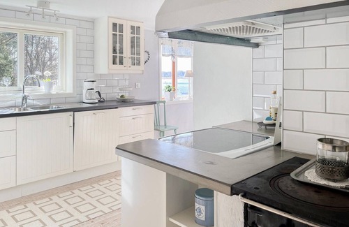 Kopmannebro House | Idyllic Cottage with Spa and Lake Views on Ryrsjön Headland