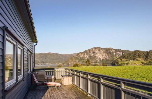 Askvoll House | Relaxing Getaways on a Farm by the Scenic Fjord