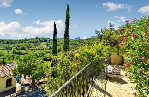 Lafare House | Family-Friendly Retreat in Lafare with Pool & Kitchen