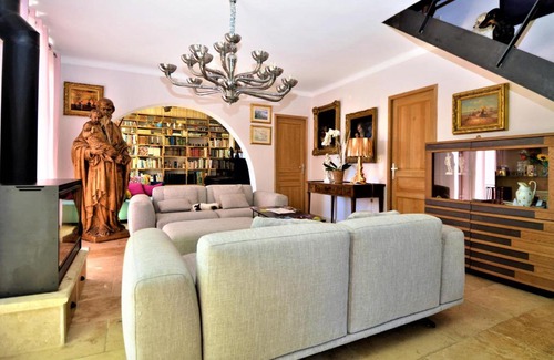 Lafare House | Family-Friendly Retreat in Lafare with Pool & Kitchen