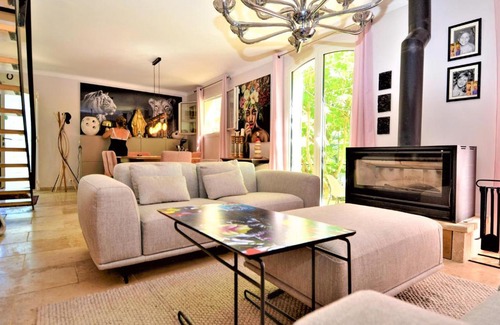 Lafare House | Family-Friendly Retreat in Lafare with Pool & Kitchen