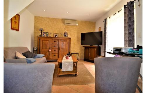 Barjac House | Lovely Home in Le Pin with Free WiFi for Families