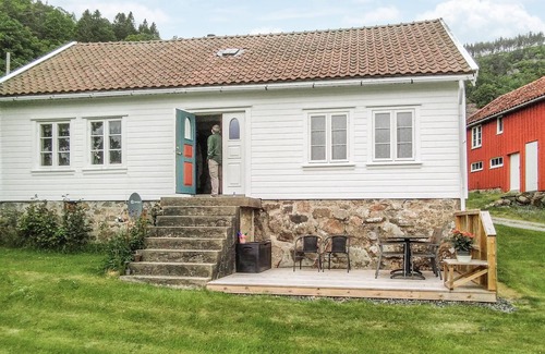 Lyngdal House | Cozy Retreat with Lake View Near Lenefjord