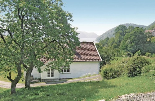 Lyngdal House | Cozy Retreat with Lake View Near Lenefjord