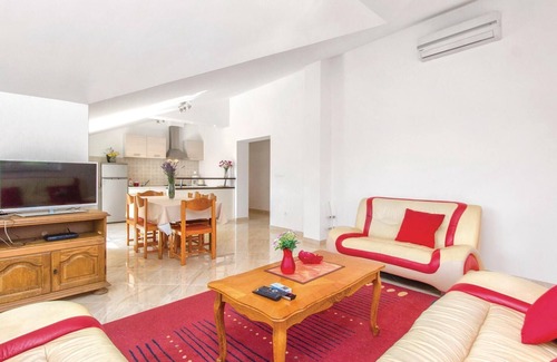 Bristane House | Spacious 4 Bedroom Retreat with Pool in Miljevci