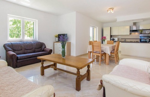 Bristane House | Spacious 4 Bedroom Retreat with Pool in Miljevci