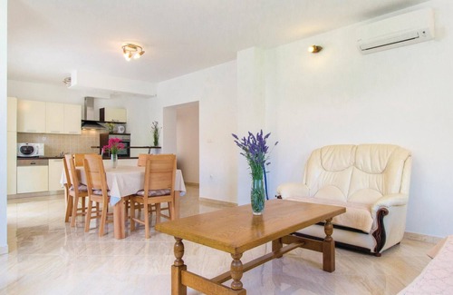 Bristane House | Spacious 4 Bedroom Retreat with Pool in Miljevci