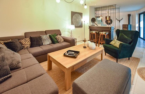 Monieux House | Family-Friendly Retreat in Monieux with WiFi & 5 Bedrooms